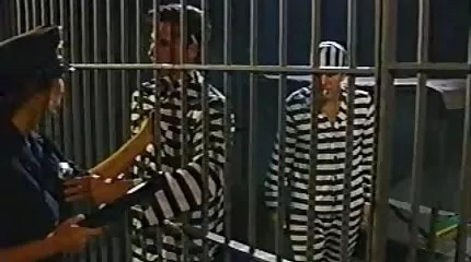 Alleen gelaten, twee hete meisjes wilden lesbische sexfilmpjes seks