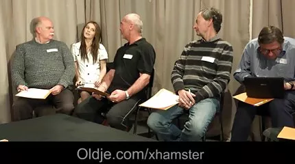 Op de bank thuis neukten vrouwen een man met sex filmpjes monden en kutjes