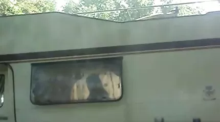 Gepompt Man entertaint mooi meisjes op de bed oma sexfilmpjes