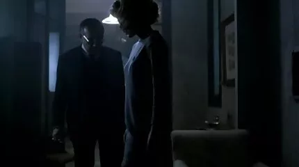 Meisjes in korte sexfilmpjes kleurrijke shorts oefenen lesbische liefde