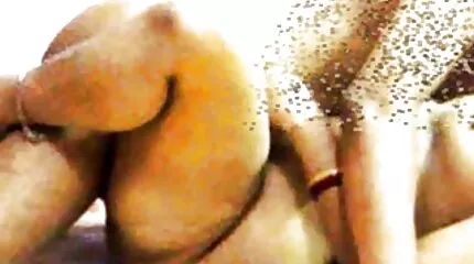 Vindingrijk Blondine ingevoegd in haar borst glas dildo oma sexfilmpjes