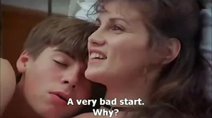 Roodharige teef zwemt in gratissexfilmpjes het zwembad naakt en knijpt zichzelf