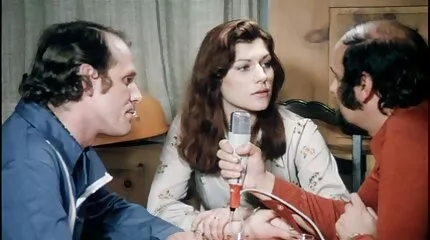 Elegante gratissexfilmpjes kerel masturbeert naar haar geschoren kutje