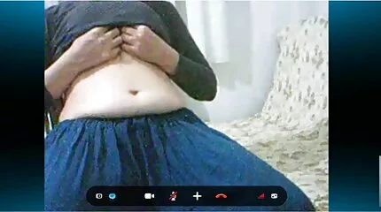 Uitgenodigde sexfilmpjes man neukt twee teven op een feestje