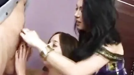 Prachtige blonde trash actief geneukt door verschillende sex filmpjes pikken