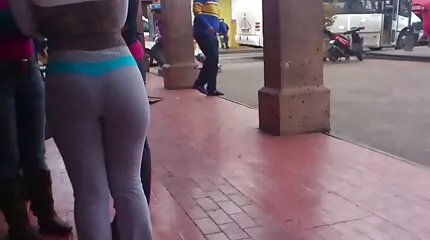 Vandaag seks met een sex filmpjes trio meisje in het zwembad vond kaal