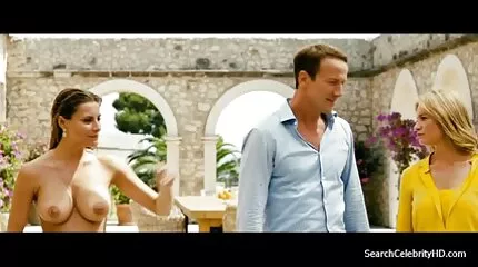 Schattig stelen in een naakt tattoo zachtjes voldoen aan eerste keer sex filmpjes op de wieg