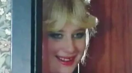 Wulpse man geneukt in de poesje gratis sexfilmpjes trio van twee hongerige meisjes