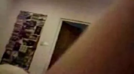 Mooi meisje vond zichzelf geneukt door harde sex filmpjes twee zwarte pikken