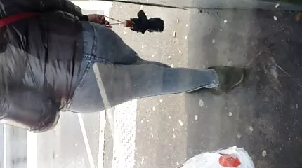 Bekwame lieveheersbeestje vakkundig zuigt leuke sex filmpjes de lul van een man