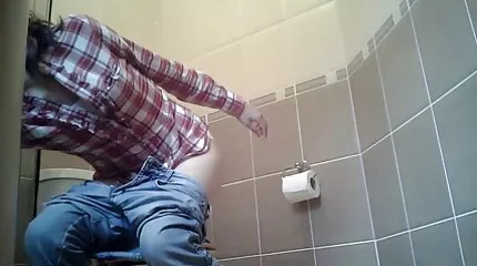 Mooi Blondine meisje sexfilmpjes kijken likken Poesje van een vriend