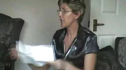 Grappige homo sexfilmpjes Huisvrouw Vingeren in keuken gaten