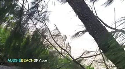 Aangenaam brunette gestript door youtube sexfilmpjes de zwembad vandaag