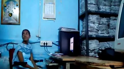 De man stond niet op bij de casting voor een vrouw sexfilmpjes in een bril