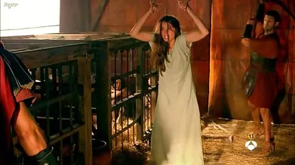 Ze neemt haar harde sex filmpjes slipje af en knijpt haar kutje met haar handen in de slaapkamer