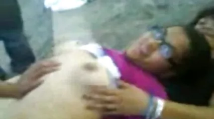 Tijdens de gratissexfilmpjes volgende vrijgezellenfeest, begon hij te neuken in de disco