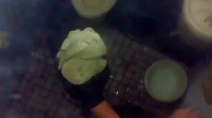 De man gratis geile sexfilmpjes in de achterkamer wordt genomen om twee mooie kutjes te neuken