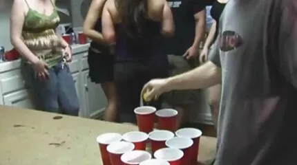 Uitstekende en brede cocksucker springt op hardcore sex filmpjes lul in verschillende poses