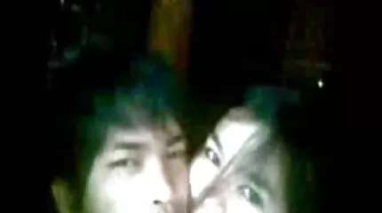 Skinn bionda Blondine streelt gratis lesbische sexfilmpjes haar kutje met een vibrator