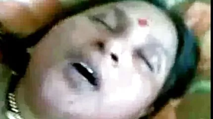 Mooi mager meisje in bondage hebben spannende sexfilmpjes verschillende pikken