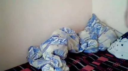 Voor de camera harde sex filmpjes zit een mollige brunette op de lul