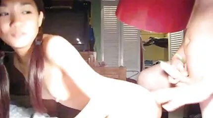 Ze trok de jurk lekkere sexfilmpjes van haar magere vrouw uit en wreef zichzelf meteen in een nat gat