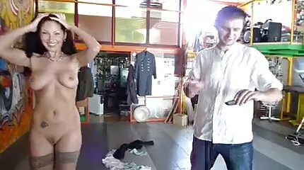 Verdorven gratis sexfilmpjes meisje toont poesje op terras