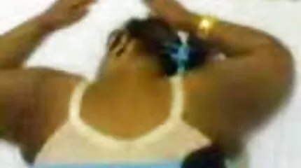 De speelse Milf ving sex filmpjes trio het begin van de seks van het paar en sloot zich bij hen aan