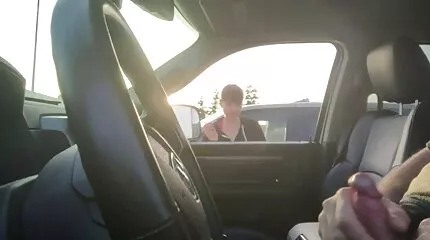 Slet vrouw in voorzijde van echtgenoot is sexfilmpjes online klaar om te neuken met een zwart guy