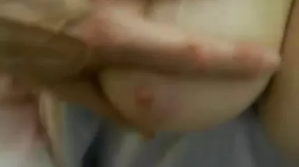 Schattig lesbiennes masturberen korte sexfilmpjes op bed poesje