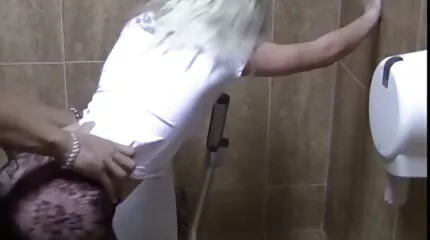 Chick inserted een gratis sex filmpjes komkommer in haar poesje voor een goed Baan