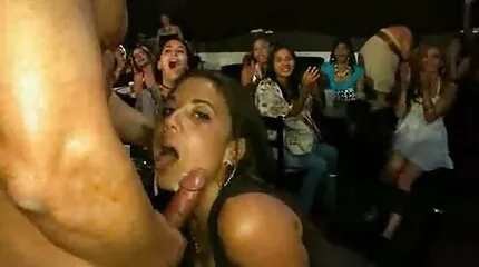 Zwart haired had een hand sex filmpjes trio in een strakke vagina