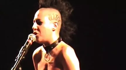 Non-stop meisje springt gratis geile sexfilmpjes op zwarte lul